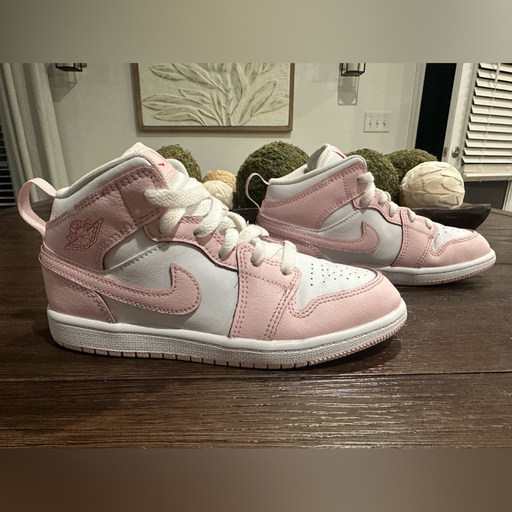 Air Jordan Retro 1. Mid Sneakers